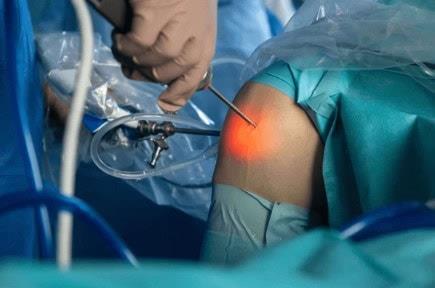 Adolescente despertó hablando otro idioma tras cirugía de rodilla: Síndrome de la lengua extranjera