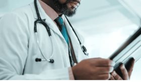 Estados facilitan licencias médicas a profesionales extranjeros para combatir escasez de doctores