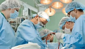 Realizan el primer trasplante de corazón sin interrumpir sus latidos en un hito médico sin precedentes  