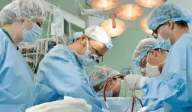 Realizan el primer trasplante de corazón sin interrumpir sus latidos en un hito médico sin precedentes  