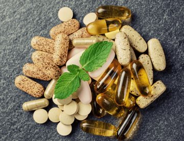 Suplementos dietéticos de reumatología omiten riesgos, dosificación y tienen costos inflados, estudio