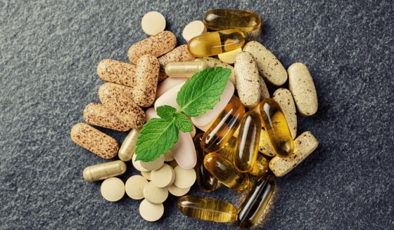 Suplementos dietéticos de reumatología omiten riesgos, dosificación y tienen costos inflados, estudio
