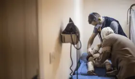 Oncólogo traslada a menores con cáncer de zona de conflicto para continuar terapia oncológica en España