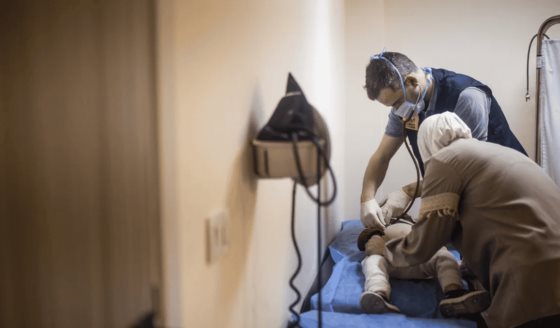 Oncólogo traslada a menores con cáncer de zona de conflicto para continuar terapia oncológica en España