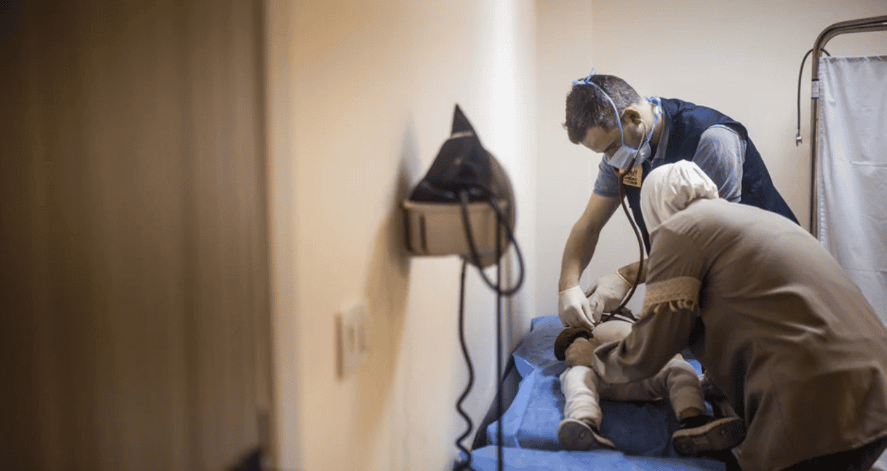 Oncólogo traslada a menores con cáncer de zona de conflicto para continuar terapia oncológica en España