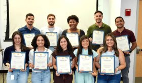 Diez jóvenes culminan innovador programa de investigación sobre cáncer e infecciones en Puerto Rico