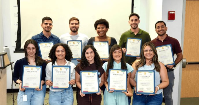 Diez jóvenes culminan innovador programa de investigación sobre cáncer e infecciones en Puerto Rico