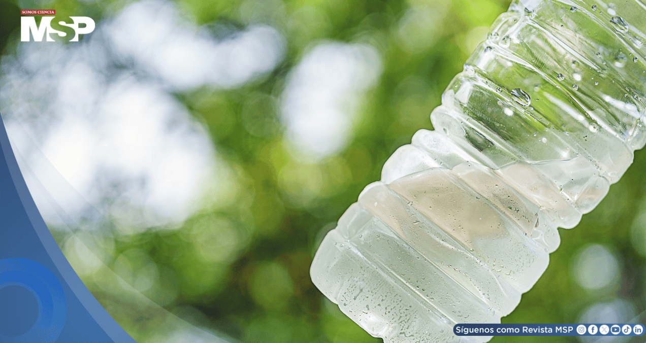 ¿Es seguro beber de una botella de plástico olvidada en el auto bajo el sol?
