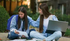 Estados Unidos elimina línea directa de auxilio para jóvenes LGBTQ+