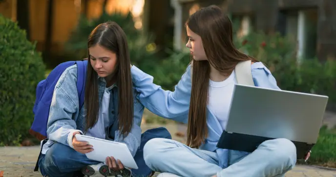Línea directa de auxilio 988 para jóvenes LGBTQ+ fue eliminada en Estados Unidos