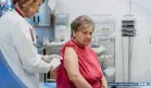 Lo que debe saber sobre la vacunación contra la COVID-19 con las nuevas restricciones de la FDA