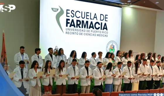 Estudiantes de Farmacia del RCM estrenan batas blancas en emblemática ceremonia de investidura
