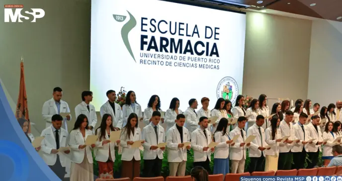 Estudiantes de Farmacia del RCM estrenan batas blancas en emblemática ceremonia de investidura