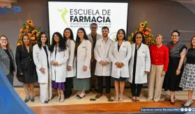Siete estudiantes de doctorado en Farmacia del Recinto de Ciencias Médicas estrenan sus batas blancas