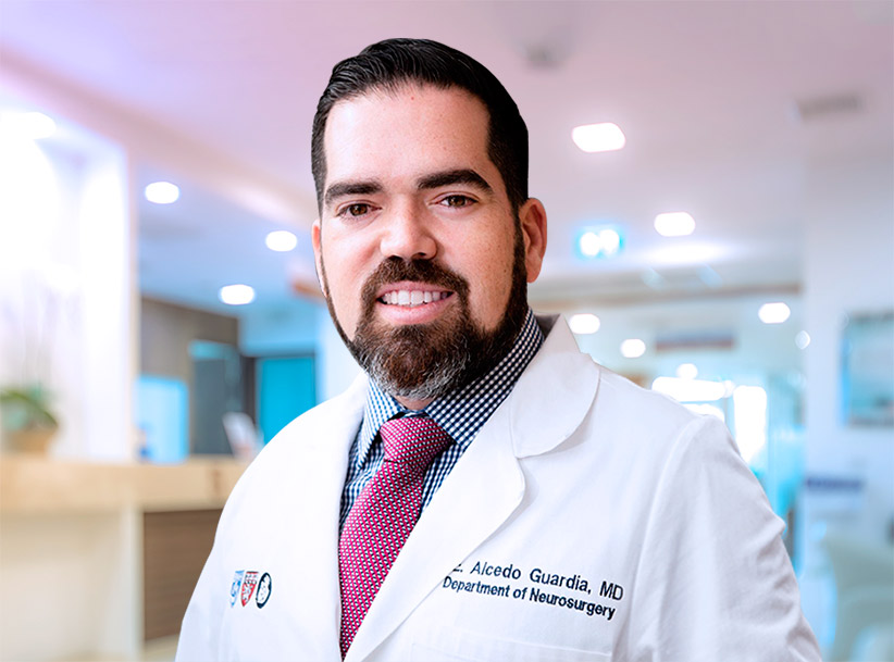 Doctor Rodolfo Alcedo Guardia, médico neurocirujano.