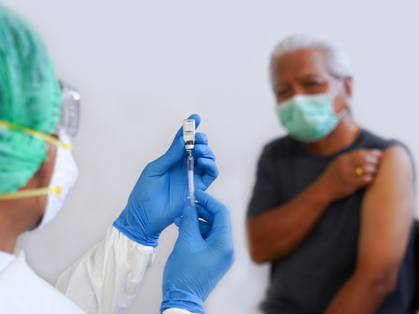 Se vacunaran a los adultos mayores por turnos.