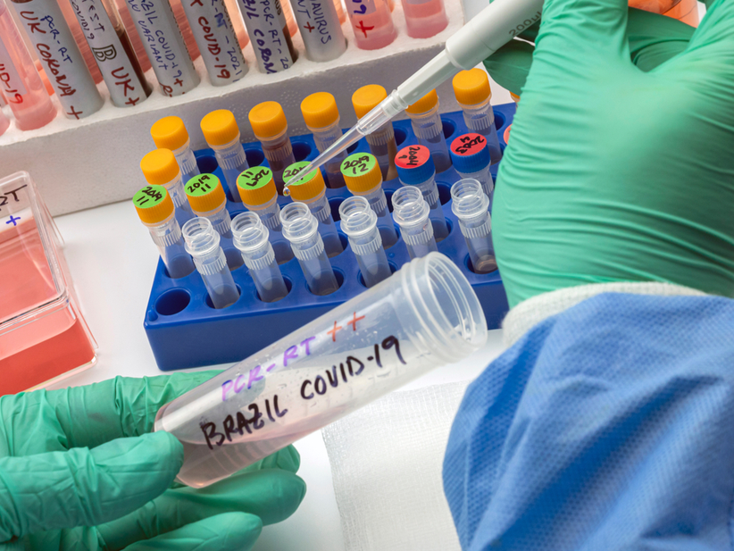 la cepa es más transmisible que el virus previo al COVID-19, existe entre el 25% y 60% de reinfección